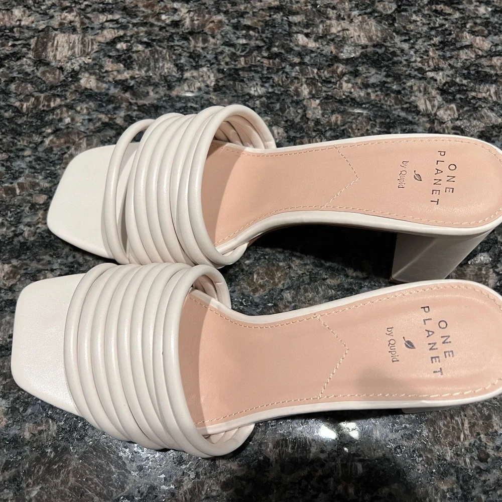 NEW!Your to -go- to slip on small Sandals and super comfortable - Picture 5 of 9